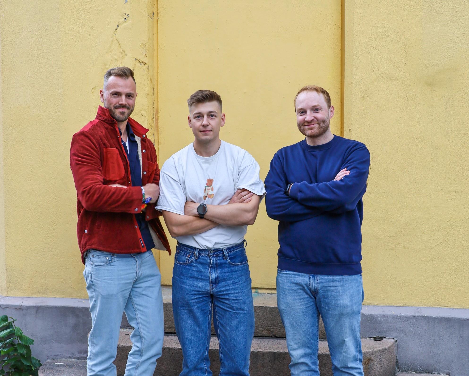 Tre amigos - Axel, Daniel og Frederik - står foran en gul vegg med armene i kryss og ser ganske så fornøyde ut