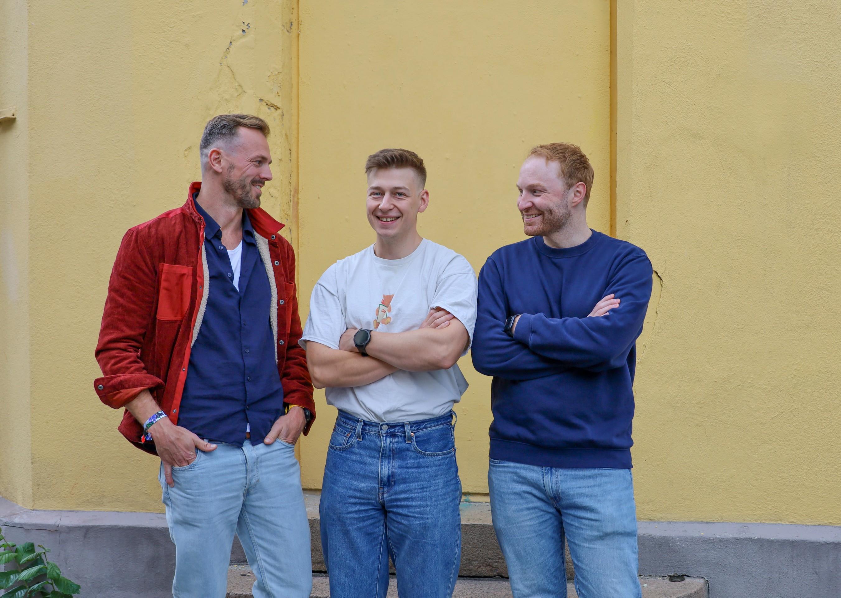 Tre amigos - Axel, Daniel og Frederik - står foran en gul vegg med armene i kryss og ser ganske så fornøyde ut